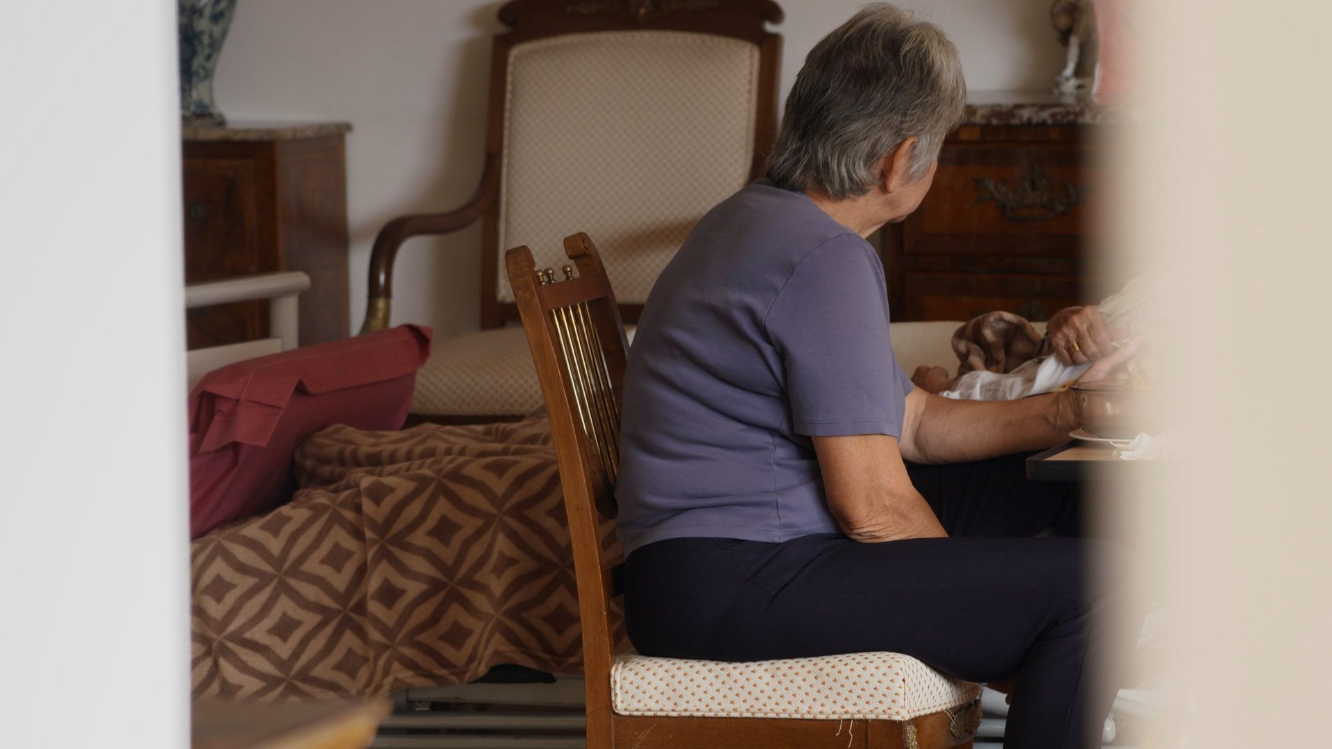 « Auprès d’elle », un documentaire sur les travailleuses migrantes de l’aide à domicile