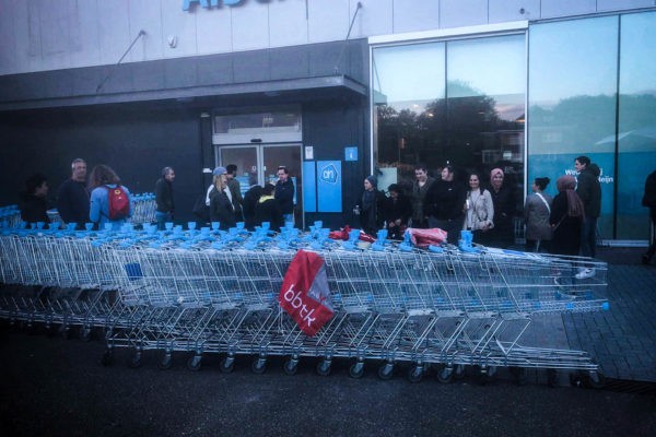 Le personnel du commerce dit STOP et l’action paie